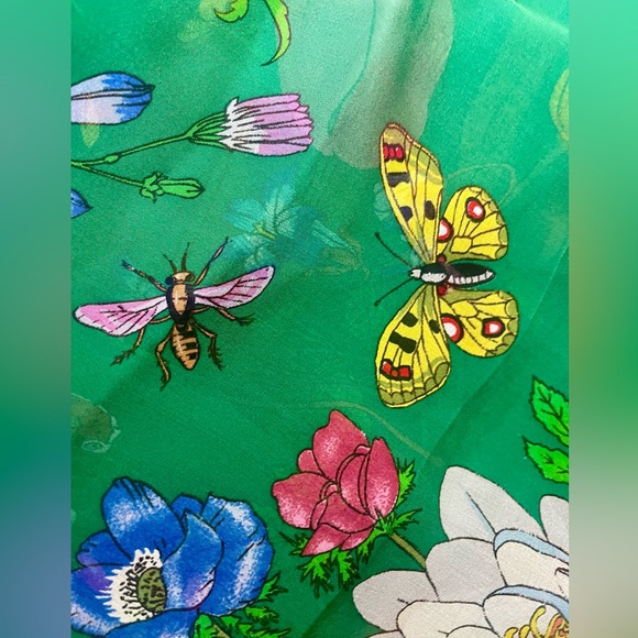 Iconic Gucci vintage Flora extra large silk scarf! - Picture 5 of 11